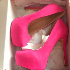 Size 9 Dream Pairs Swan 30 Fuchsia Suede 6” Stiletto